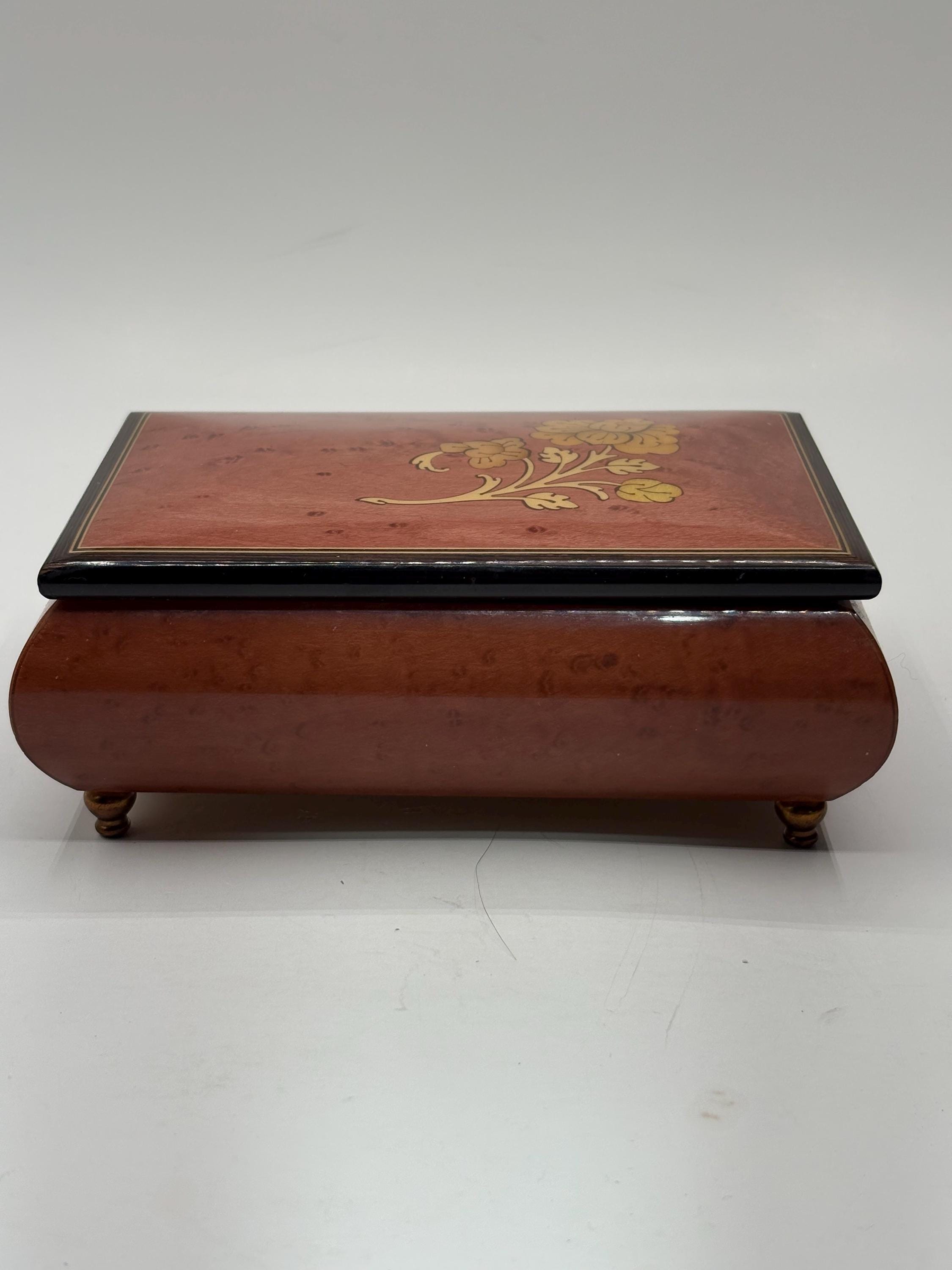 ヴィンテージのリュージュロマンスオルゴール。イタリアでローズカラー