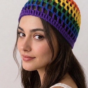 Peut inclure: Un bonnet crocheté aux couleurs de l'arc-en-ciel, rouge, orange, jaune, vert, bleu et violet. Le bonnet a une bande violette à la base. Le motif ajouré permet une bonne aération. Un accessoire de mode.