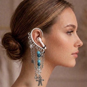 Anti-loss AirPod öronmanschett utan piercing, silverfärgad boho öronband med blå pärlor och kedjor, hängande statement örhängeshållare för trådlösa hörlurar