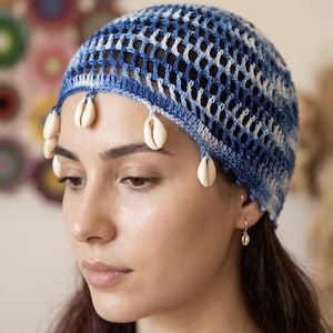Peut inclure: Ensemble de trois bols gigognes en céramique, bleus, verts et blancs. Les bols présentent un émail moucheté et un design simple et moderne. Le plus grand bol mesure environ 15 cm de diamètre.