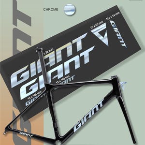 Peut inclure: Un cadre de vélo Giant noir avec le lettrage Giant blanc. Le cadre est présenté avec une boîte noire rectangulaire portant le logo Giant et des dimensions de 75 x 63 mm, 12 x 105 mm et 114 x 14 mm. Le mot "Chrome" est également visible.