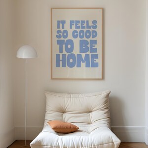 It Feels So Good to Be Home Poster, citazione carina sulla casa, arte murale con tipografia alla moda, arredamento fantastico per appartamenti, stampe di dopamina, poster per dormitori