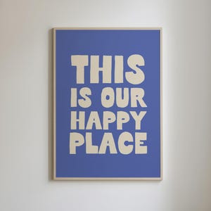 This Is Our Happy Place Wandkunst, Süßes Zuhause Zitat Druck, Trendige Wandkunst, Coole Wohnung Dekoration, Blaue Prints, Dopamin Dekor, Willkommen Poster
