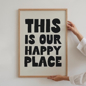Este es nuestro lugar feliz, arte de pared, cita linda sobre el hogar, póster de tipografía de moda, decoración de pared de apartamento genial, decoración de dopamina, póster de bienvenida