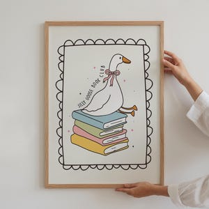 Club del libro "Oca sciocca", stampa alla moda ispirata ai libri, decorazione da parete per amanti dei libri, poster divertente per la lettura, decorazioni originali, regali per topi di biblioteca, stampa con oca e fiocco