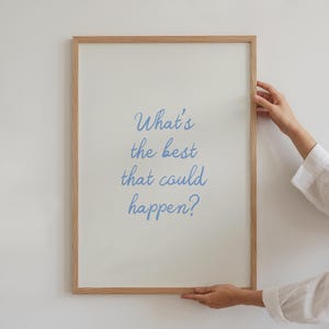 Poster "Qual è il meglio che potrebbe accadere", citazione artistica edificante, stampa azzurra, stampa di affermazioni, arte murale ispiratrice, decorazione sopra il letto