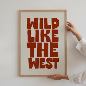 Póster Wild Like The West, arte de pared occidental, impresiones divertidas de vaqueros, decoración del hogar del oeste, impresión del salvaje oeste, impresiones atrevidas y atrevidas, póster de vaquera