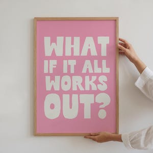 Póster "¿Y si todo sale bien?", arte de afirmación diaria, arte de pared inspirador de moda, arte de pared rosa, decoración de apartamentos femeninos, decoración de dopamina