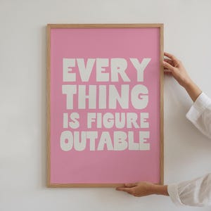 Stampa Everything Is Figureoutable, Arte quotidiana di affermazione, Arte murale ispiratrice, Arte murale fantastica, Arredamento alla moda per appartamenti, Arredamento rosa dopamina