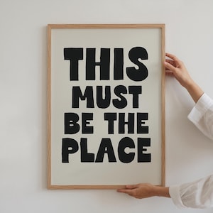 This Must Be The Place Poster, Süßes Zitat Kunstdruck, Trendige Typografie Wandkunst, Cooles Wohnzimmer Dekor, Dopamin Dekor, Wohnheim Dekor