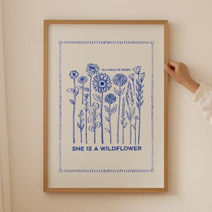 En un campo de rosas, ella es una flor silvestre. Arte mural de flores silvestres neutras. Decoración floral para habitación infantil. Láminas para sala de estar. Póster con citas inspiradoras.