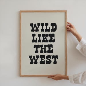 Poster Wild Like The West, citazioni western da parete, stampe divertenti da cowboy, arredamento moderno western, stampa Wild West, stampe alla moda da cowgirl