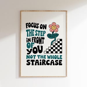 Poster "Focus on the Step", citazioni ispiratrici, arte murale positiva e alla moda, poster mascotte retrò, arredamento per appartamenti, arte delle buone vibrazioni, stampa retrò