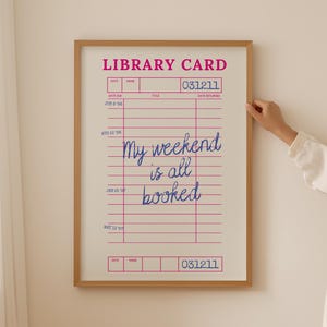Póster "Mi fin de semana está lleno", impresión de tarjeta de biblioteca rosa, arte mural de lectura, regalo para ratones de biblioteca, decoración para rincones de lectura, impresión de chica lectora, club de lectura