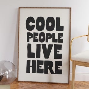 Poster Cool People Live Here, stampa artistica con citazione carina, arte murale con tipografia audace, arredamento fantastico per il soggiorno, arredamento neutro alla moda, stampe per dormitori