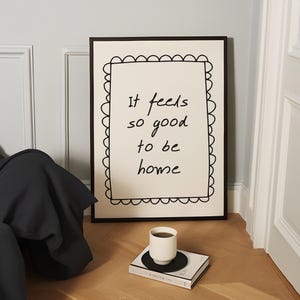 It Feels So Good to Be Home Poster, Positive Zitate Druck, Inspirierende Wandkunst, Trendige Schlafzimmer Dekor, Willkommen, Neutrales Wohnung Dekor