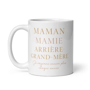 Peut inclure: Mug en céramique blanche avec le texte "Maman Mamie Arrière-Grand-Mère" en lettres dorées et le texte "Je rayonne encore plus chaque année" en lettres roses.