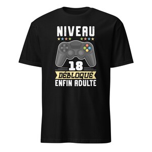 Peut inclure: T-shirt noir avec un graphique blanc d'une manette de jeu vidéo et le texte "NIVEAU 18 DÉBLOQUÉ ENFIN ADULTE".