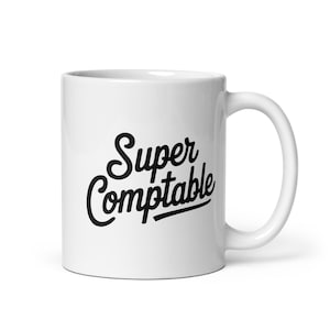 Può includere: Tazza in ceramica bianca con testo nero che recita "Super Comptable".