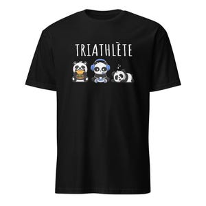 Może przedstawiać: Czarny T-shirt z napisem "TRIATHLETE" w kolorze białym. Pod napisem znajdują się trzy kreskówkowe pandy. Panda po lewej stronie je hamburgera, panda pośrodku ma słuchawki i trzyma kontroler do gier wideo, a panda po prawej stronie śpi.
