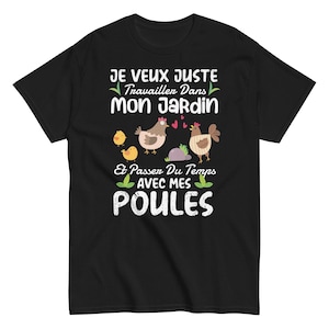 Peut inclure: T-shirt noir avec un texte blanc qui dit "Je veux juste travailler dans mon jardin et passer du temps avec mes poules". Le texte est entouré de feuilles vertes et de cœurs rouges. Il y a aussi des illustrations de poulets et de poussins.