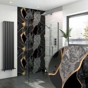 Può includere: Una doccia moderna con un pannello a parete con motivi neri, grigi e dorati. Il design presenta forme astratte con accenti dorati. Sono visibili anche una porta della doccia in vetro e una finestra con vista sulla città.