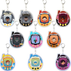 Puede incluir: Una colección de nueve llaveros acrílicos coloridos, cada uno con un diseño de personaje único dentro de una forma de consola de juegos portátil retro. Los llaveros tienen anillos y cierres de metal plateado. Cada llavero tiene un nombre diferente en la pantalla.