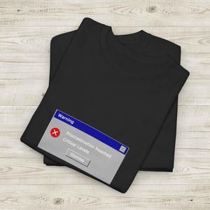 ACHTUNG: Procrastination Reached Critical Levels Shirt, Retro Computer Nachricht T-Shirt, Procrastination Grafik T-Shirt, Retro Tech Shirt, Y2K Tee