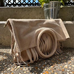 Boho-Handtasche aus echtem Wildleder – handgefertigt in Italien – lange Fransen und abnehmbarer Schultergurt – handgefertigtes Geschenk
