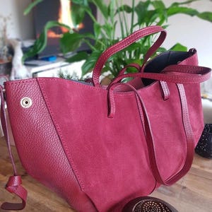 Burgunderrote Handtasche aus Wildleder für aktive Frauen - Made in Italy