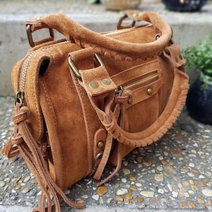 Sac en cuir suédé camel artisanal - Bohème chic fait main en Italie - Bandoulière ajustable années 70 - Cadeau maroquinerie premium