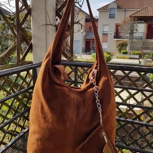 Cognacfarbene Hobo-Tasche aus Wildleder, ideal für aktive Frauen und Studentinnen – handgefertigt, Made in Italy