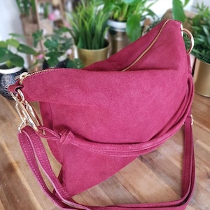 Burgunderrote Umhängetasche aus Wildleder für aktive Frauen – Made in Italy – Eleganz und Modernität