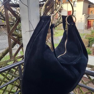 Élégance Bohème et Praticité – Sac Hobo Cuir Suédé Noir pour femmes actives ou Étudiantes