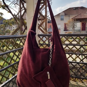 Pflaumenfarbene Hobo-Tasche aus Wildleder, ideal für aktive Frauen und Studentinnen – Handgefertigt in Italien