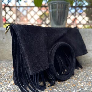 Boho-Handtasche aus echtem Wildleder – handgefertigt in Italien – lange Fransen und abnehmbarer Schultergurt – handgefertigtes Geschenk