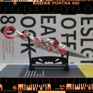 Kunai hecho a mano de 6 pulgadas, cadena de plata gótica y daga decorada con rosas cruzadas, regalo único para novio/novia, abrecartas exquisito, regalo