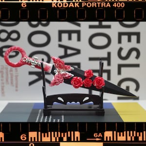 Kunai hecho a mano de 6 pulgadas, daga gótica decorada con mariposas y rosas cruzadas, regalo único para novio/novia, exquisito abrecartas, regalo