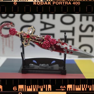 Kunai hecho a mano de 6 pulgadas, daga decorada con cruz dorada gótica y rosas rojas, regalo único para novio/novia, abrecartas exquisito, regalo