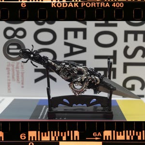 Kunai hecho a mano de 6 pulgadas, daga decorada con dragón gótico, abrecartas de metal de estética oscura, regalo único para novio/novia, regalo de vacaciones