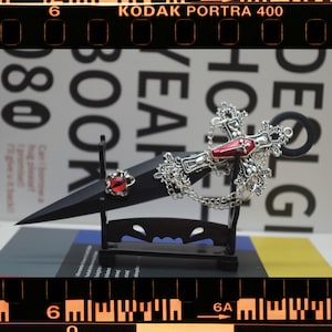 Kunai hecho a mano de 6 pulgadas, cruz de plata gótica y daga decorada con gemas rojas, regalo único para novio/novia, abrecartas exquisito, regalo