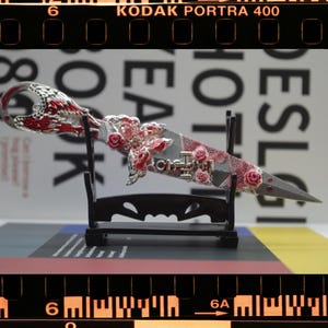 Kunai hecho a mano de 6 pulgadas, cruz de plata gótica y daga decorada con alas/rosas, regalo único para novio/novia, abrecartas exquisito, regalo