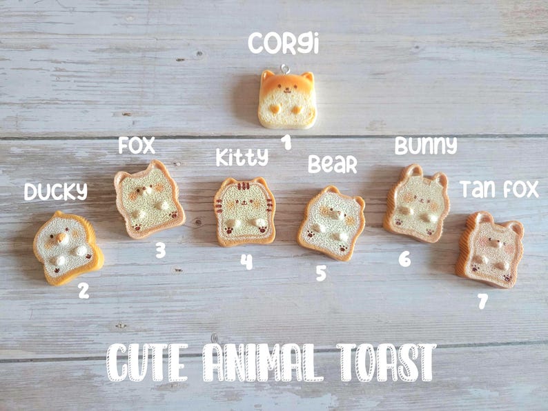 Puede incluir: Una colecci&oacute;n de lindos amuletos de tostadas de animales, que incluyen un corgi, un zorro, un gatito, un oso, un conejito, un patito y un zorro marr&oacute;n. Cada amuleto est&aacute; dise&ntilde;ado para parecerse a una rebanada de tostada con una cara de animal. El texto "CUTE ANIMAL TOAST" tambi&eacute;n es visible.