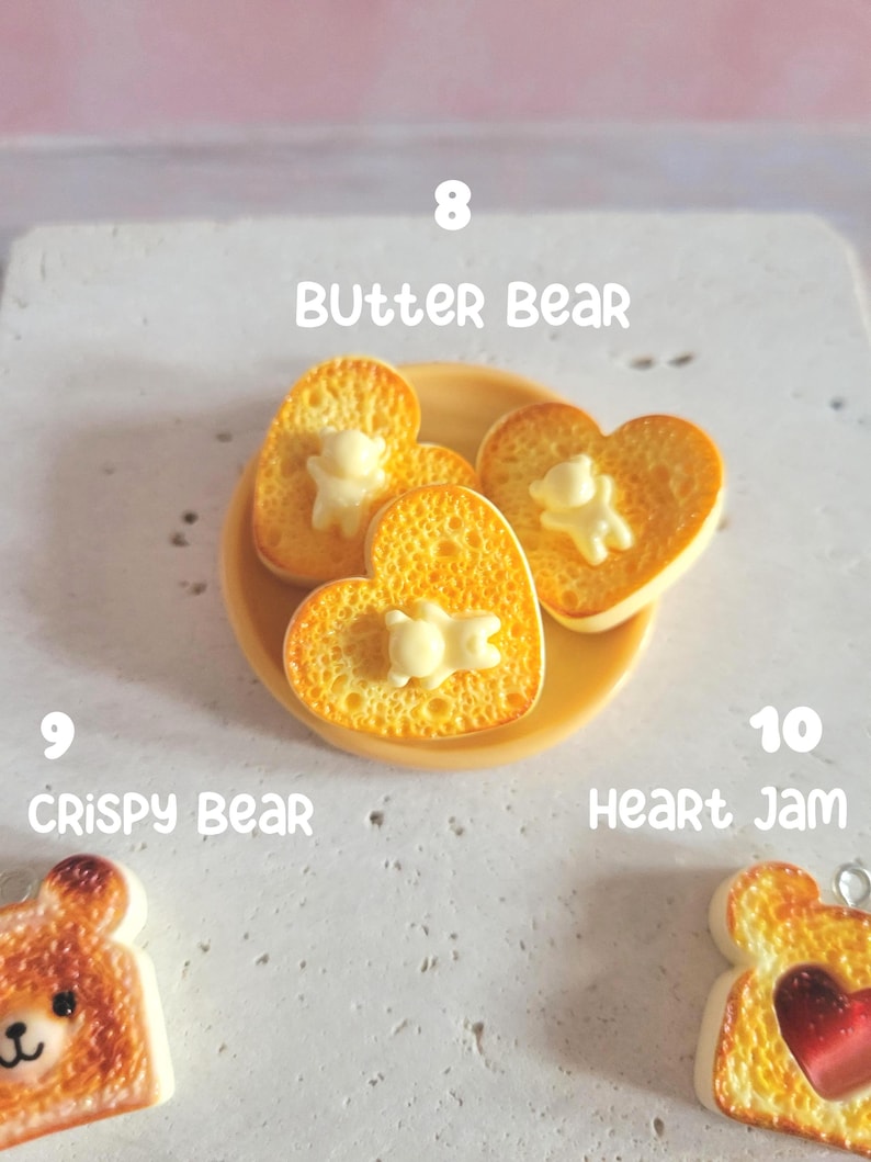 Puede incluir: Primer plano de un plato amarillo con tres tostadas en forma de coraz&oacute;n, cada una cubierta con una porci&oacute;n de mantequilla blanca con forma de oso. El texto "BUTTER BEAR" est&aacute; encima del plato.