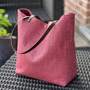 Sac cabas en tissus d’ameublement dans les tons rose fuchsia / Sac à porter  à l’épaule / Anses en cuir!
