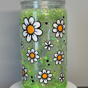Plastic 16oz Snow Globe Tumbler - Daisies w/ Green Glitter