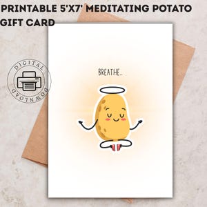Tarjeta de felicitación divertida de mindfulness: ilustración de una patata meditando. Regalo de autocuidado, ánimo y salud mental. Tarjeta de ánimo con humor.