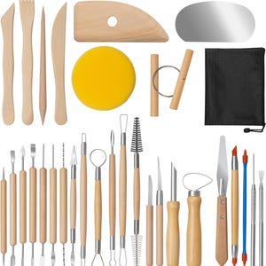 Puede incluir: Un completo juego de herramientas para cerámica y escultura. Incluye varias herramientas de madera y metal, como cuchillos, herramientas de bucle y herramientas de modelado. También cuenta con una esponja, una costilla de metal, un cortador de alambre y una bolsa negra con cordón.