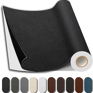 Puede incluir: Un rollo de material de vinilo negro texturizado, parcialmente desenrollado para revelar un respaldo blanco. El rollo se muestra con una selección de muestras de color debajo, incluyendo tonos de gris, beige, marrón y azul.