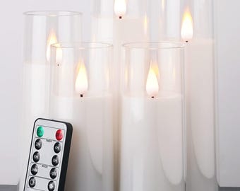 Pode incluir: Um conjunto de cinco velas de pilar LED brancas em cilindros de vidro transparente. Cada vela tem um efeito de chama tremeluzente. Inclui um controlo remoto com várias configurações.